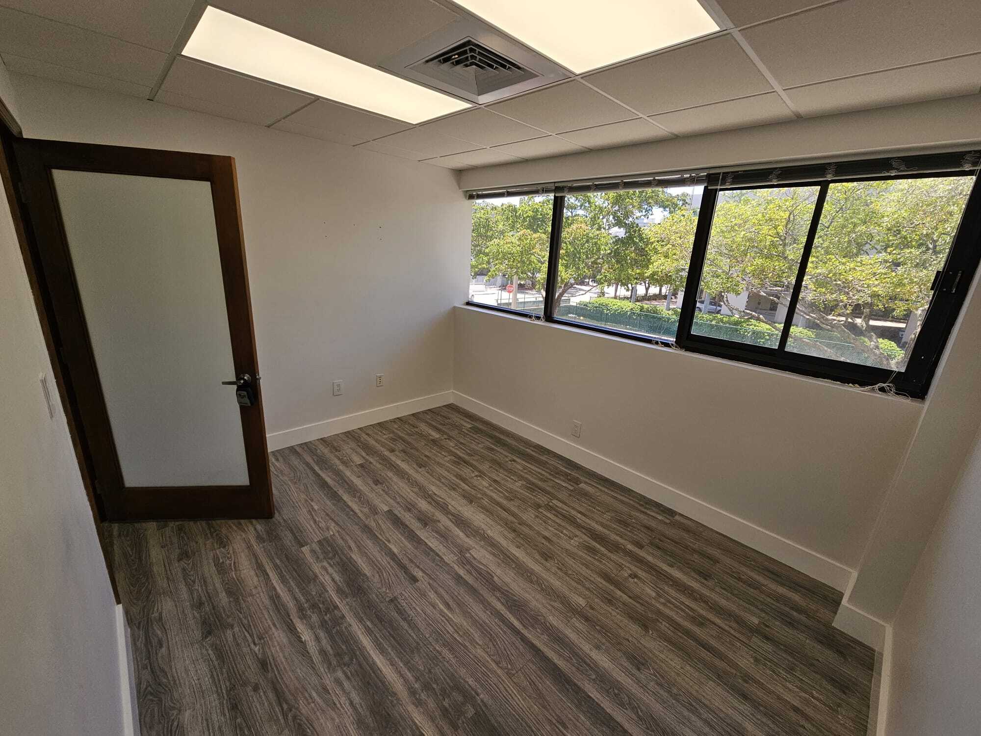 501 Golden Isles Dr, Hallandale Beach, FL à louer Photo intérieure- Image 1 de 3