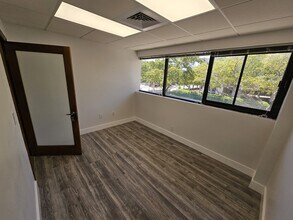 501 Golden Isles Dr, Hallandale Beach, FL à louer Photo intérieure- Image 1 de 3