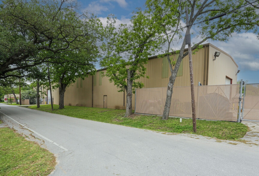 5101 Maxie St, Houston, TX for lease - Building Photo - Image 1 of 16