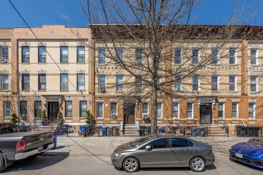 Astoria 3 Building Multifamily | 18 Unit portefeuille de 3 propriétés à vendre sur LoopNet.ca - Photo du bâtiment - Image 2 de 21