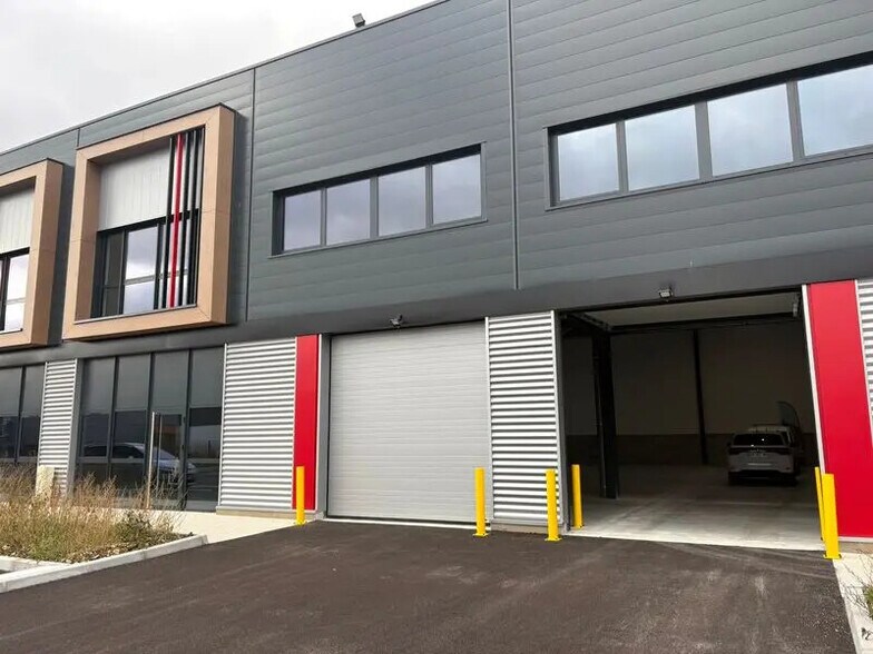 Flex dans Saint-Laurent-de-Mure à louer - Photo du bâtiment - Image 2 de 11