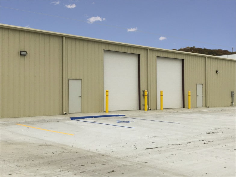 11021 Kaw Dr, Edwardsville, KS for lease - Building Photo - Image 2 of 4