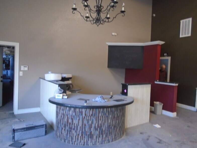 1445 W Chestnut Expy, Springfield, MO à louer - Photo du bâtiment - Image 2 de 7