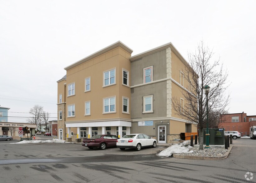 56 Center St, Southington, CT à vendre - Photo du bâtiment - Image 3 de 5