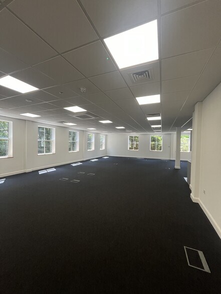 Portsmouth Rd, Send à louer - Photo du bâtiment - Image 2 de 4