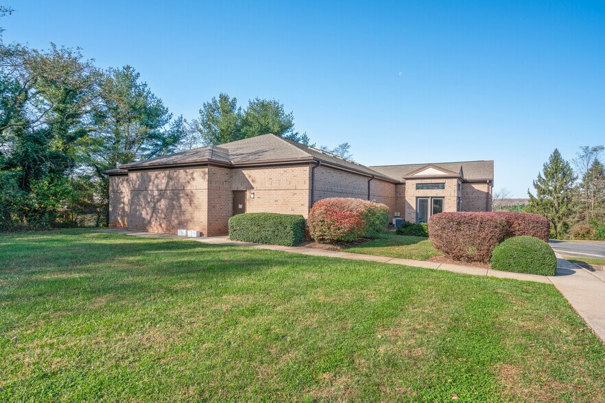 555 Hospital Dr, Warrenton, VA à louer - Photo du bâtiment - Image 3 de 26