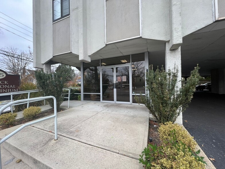 1955 Merrick Rd, Merrick, NY for lease - Building Photo - Image 3 of 3