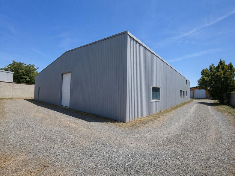 Flex in Cugnaux for lease - Building Photo - Image 2 of 5