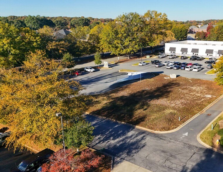 122 Milestone Way, Greenville, SC à louer - Photo du bâtiment - Image 2 de 7