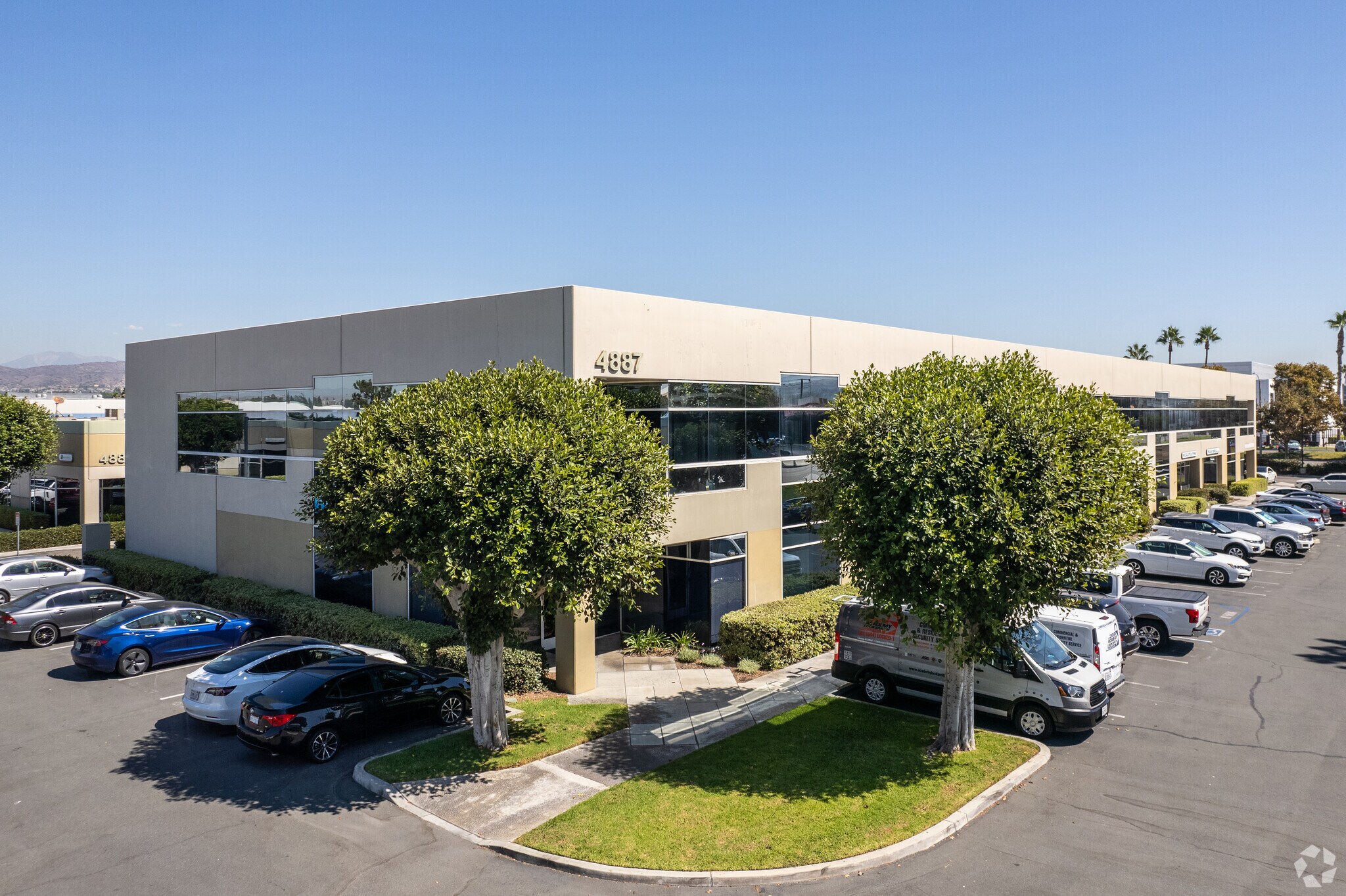 4887 E La Palma Ave, Anaheim, CA à vendre Photo du bâtiment- Image 1 de 10
