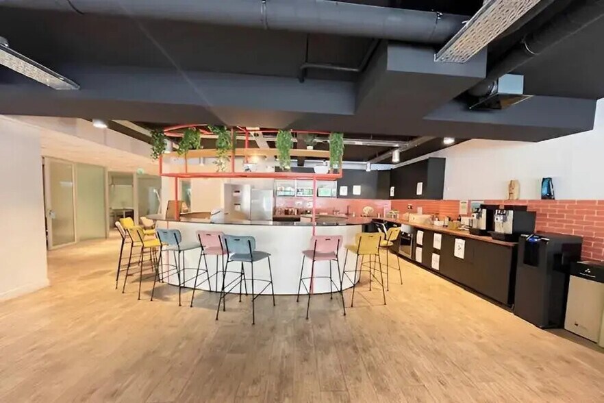 Office in Boulogne-Billancourt for lease - Building Photo - Image 2 of 2