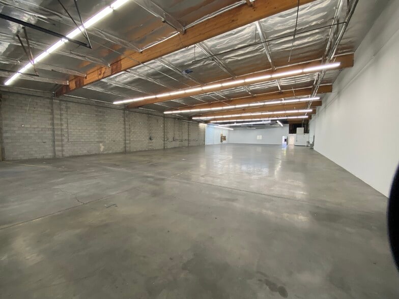 8441-8443 Canoga Ave, Canoga Park, CA for lease - Building Photo - Image 2 of 5