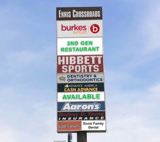 1011 E Ennis Ave, Ennis, TX à louer - Photo du bâtiment - Image 2 de 4