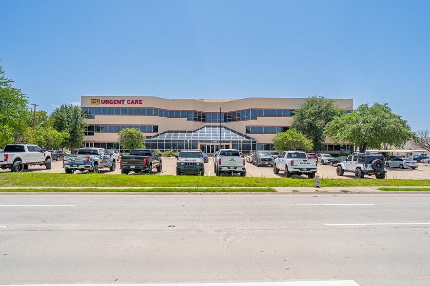 2828 E Trinity Mills Rd, Carrollton, TX à vendre - Photo du bâtiment - Image 1 de 36