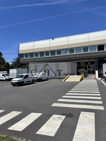 Industrial in Buc for lease - Building Photo - Image 1 of 11