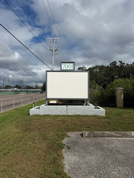 7001 NW Temple Terrace Hwy, Tampa, FL à louer - Photo du bâtiment - Image 2 de 4