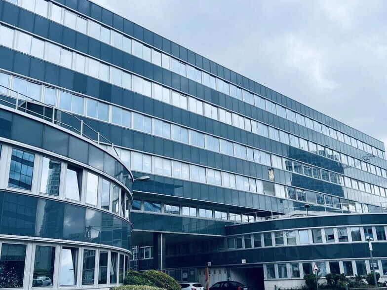 Office in Nanterre for sale - Building Photo - Image 1 of 5