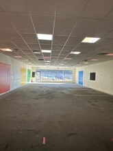 880-910 Broadway, Saugus, MA 01906, USA Broadway, Saugus, MA à louer Photo intérieure- Image 2 de 4