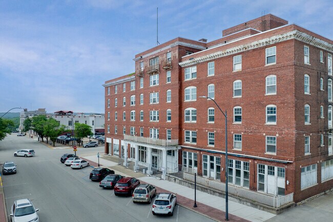 Plus de détails pour 217 Marquette St, LaSalle, IL - Services hôteliers à vendre