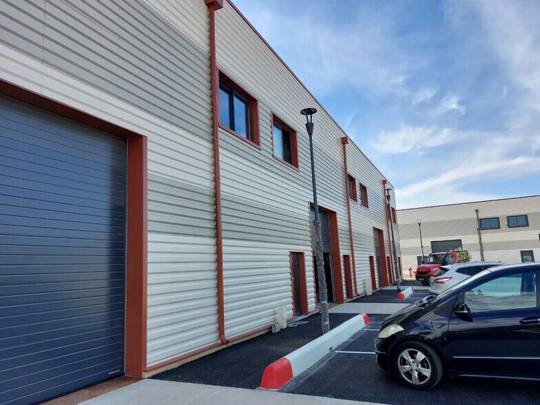 Industriel dans Signes à louer - Photo du bâtiment - Image 2 de 7