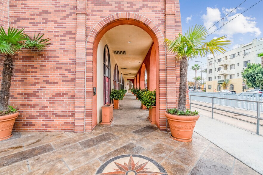 325 W Adams Blvd, Los Angeles, CA à louer - Photo du bâtiment - Image 3 de 3