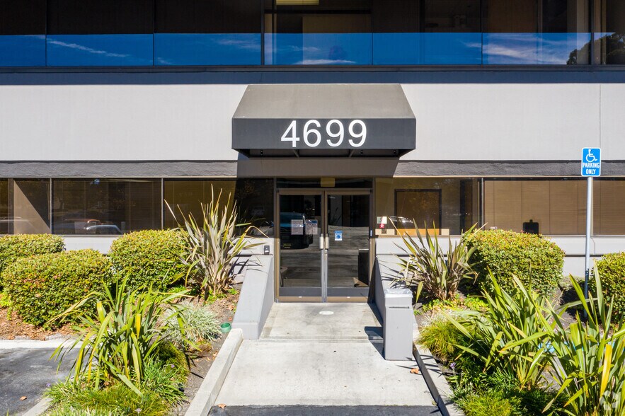 4633 Old Ironsides Dr, Santa Clara, CA à louer - Photo du bâtiment - Image 3 de 7