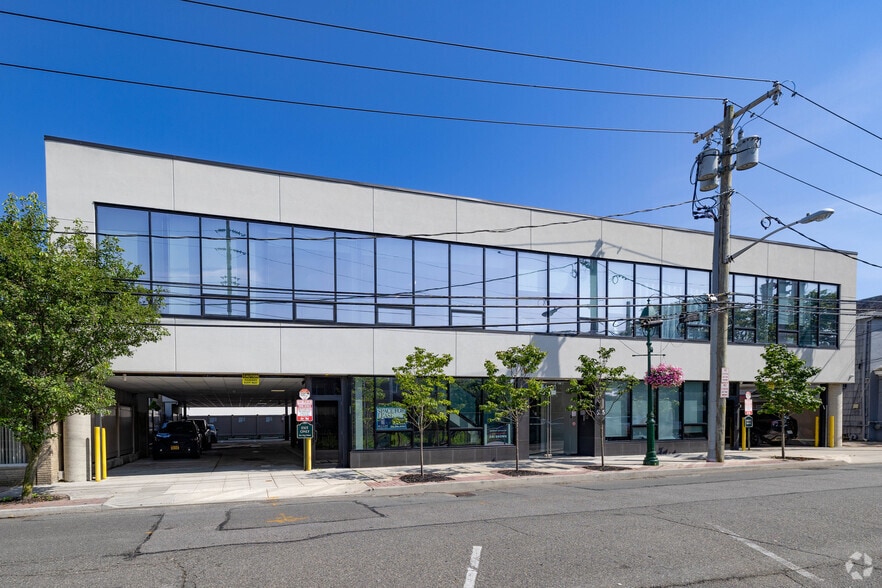 525 Chestnut St, Cedarhurst, NY for lease - Building Photo - Image 2 of 9