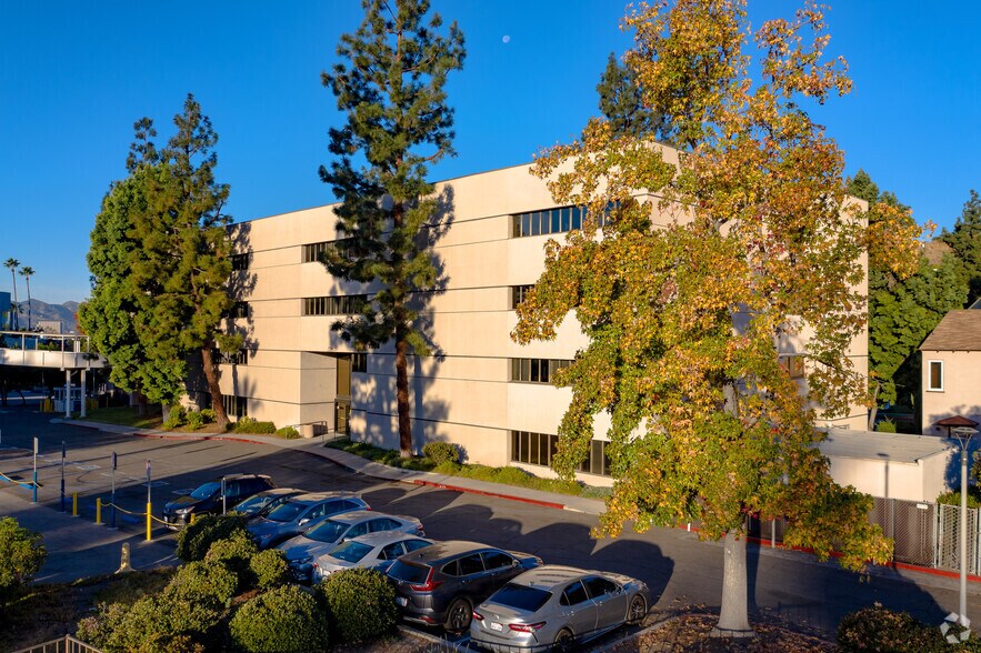 1560 E Chevy Chase Dr, Glendale, CA à louer - Photo du bâtiment - Image 2 de 7