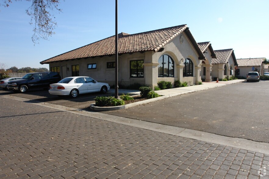 128 N Akers St, Visalia, CA for lease - Building Photo - Image 2 of 3