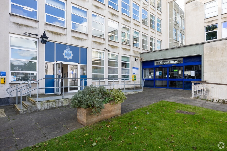 1 Grove Rd, Eastbourne à louer - Photo du bâtiment - Image 3 de 3