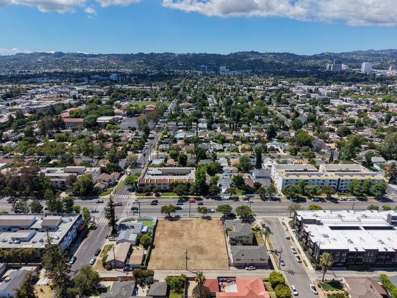 14715 Burbank Blvd, Van Nuys, CA à vendre - Photo du bâtiment - Image 2 de 8