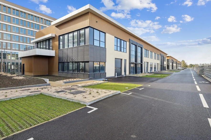 Flex in Nanterre for lease - Building Photo - Image 1 of 7