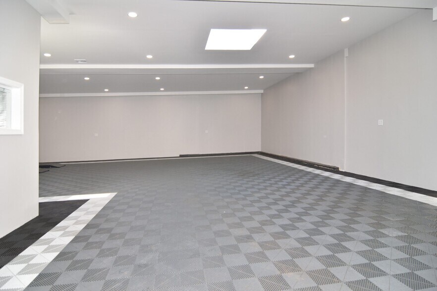 1361 Mineral Spring Ave, North Providence, RI for lease - Interior Photo - Image 2 of 9