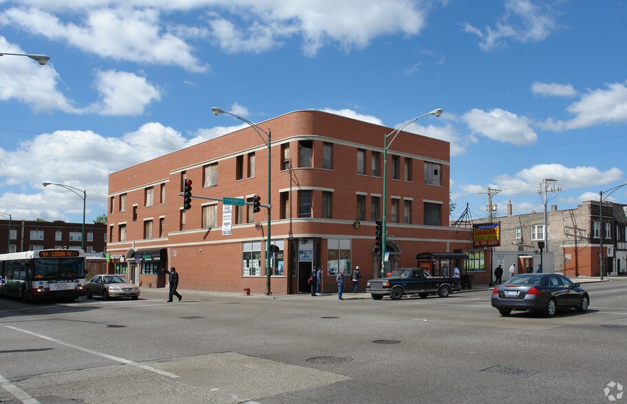 4801 W Chicago Ave, Chicago, IL à louer - Photo du bâtiment - Image 2 de 12