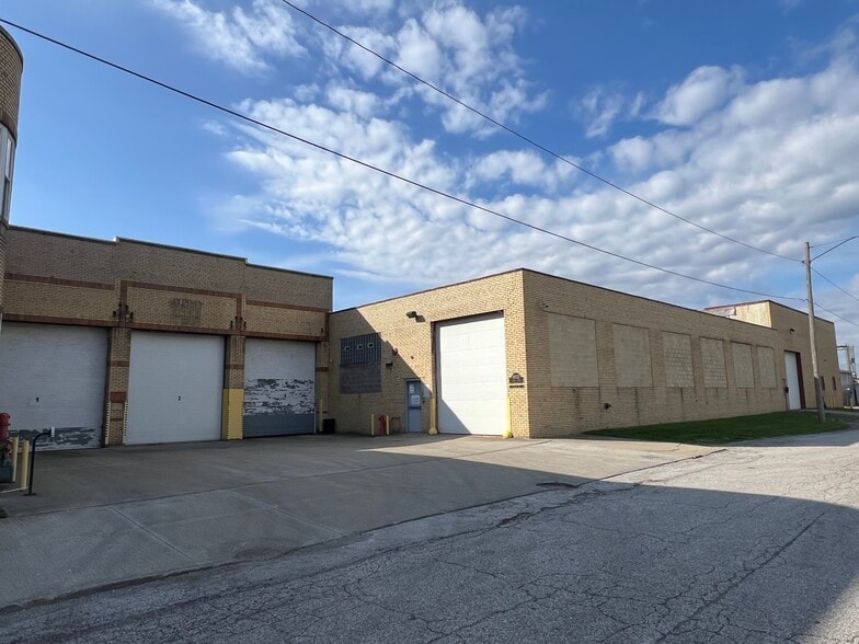 18222 Lanken Ave, Cleveland, OH à louer - Photo du bâtiment - Image 3 de 7