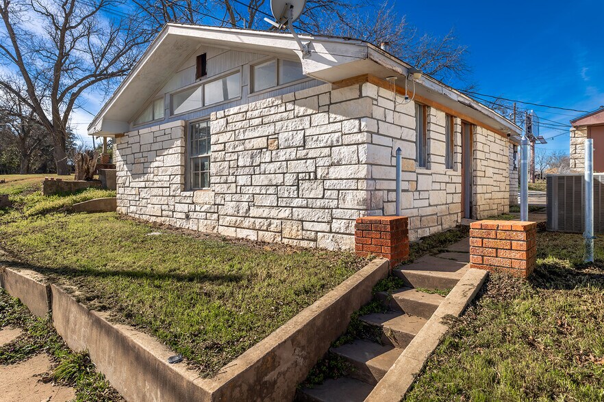 104 E 5th St, Brady, TX for sale - Building Photo - Image 3 of 44
