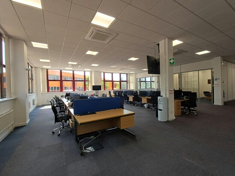 Gatwick Rd, Crawley à louer - Photo du bâtiment - Image 3 de 7