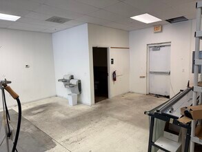 1015-1033 W Bay Dr, Largo, FL for lease Interior Photo- Image 2 of 9