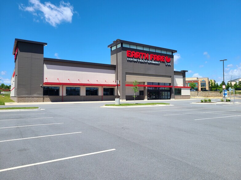 4105 Brian Jordan Pl, High Point, NC à vendre - Photo du bâtiment - Image 3 de 11