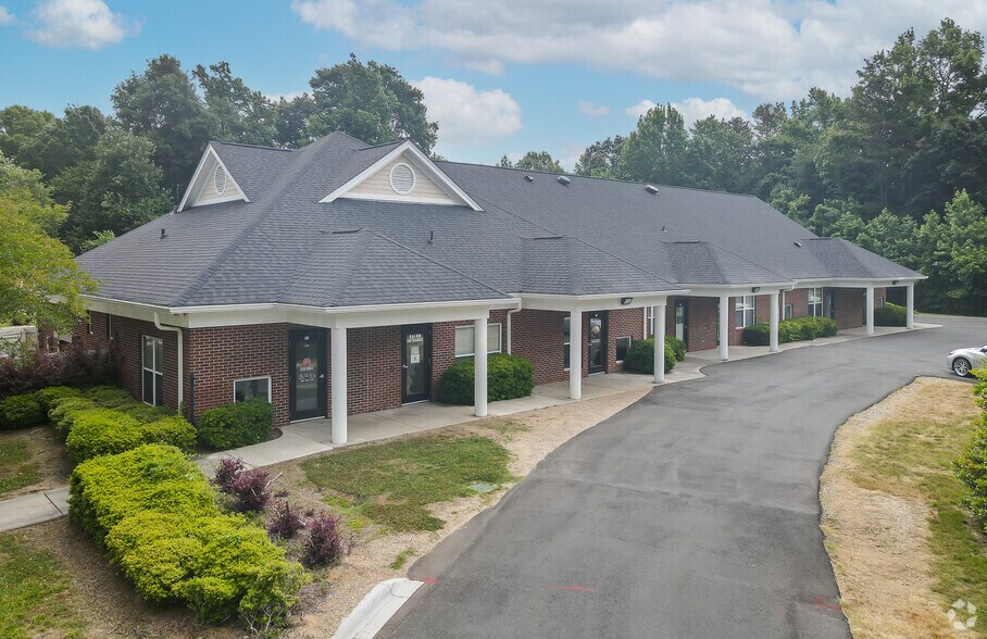 9625 David Taylor Dr, Charlotte, NC à louer - Photo principale - Image 1 de 5