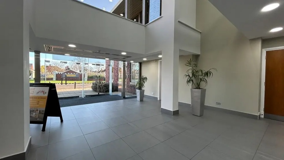 Princess Rd, Manchester for lease - Building Photo - Image 2 of 9