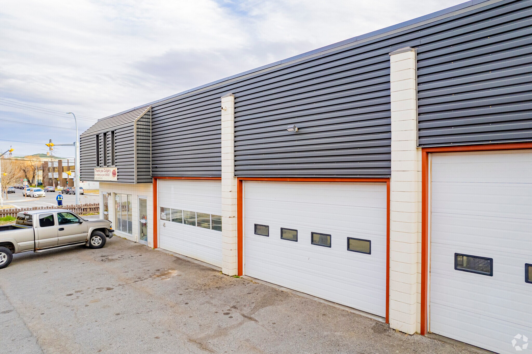 205 58th Ave SW, Calgary, AB for sale Primary Photo- Image 1 of 1