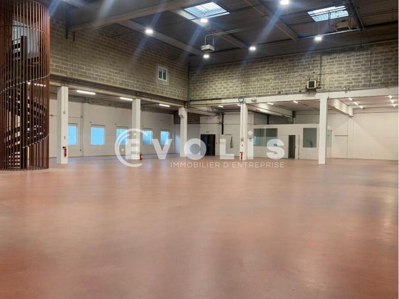 Flex in Verrières-le-Buisson for lease - Building Photo - Image 3 of 18