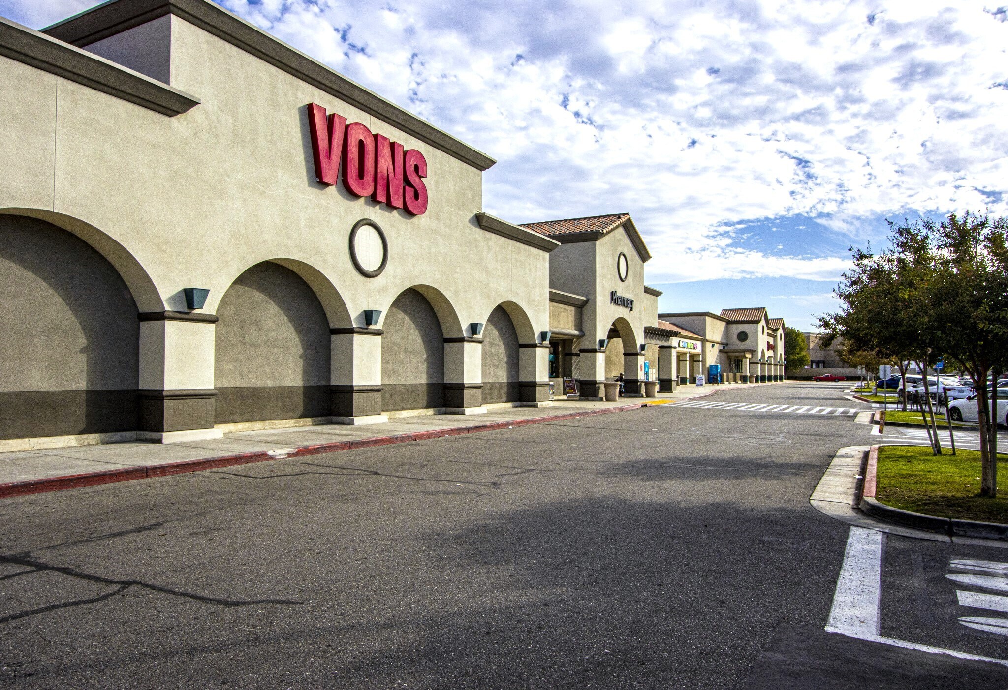 4400-4560 Coffee Rd, Bakersfield, CA for lease Building Photo- Image 1 of 9