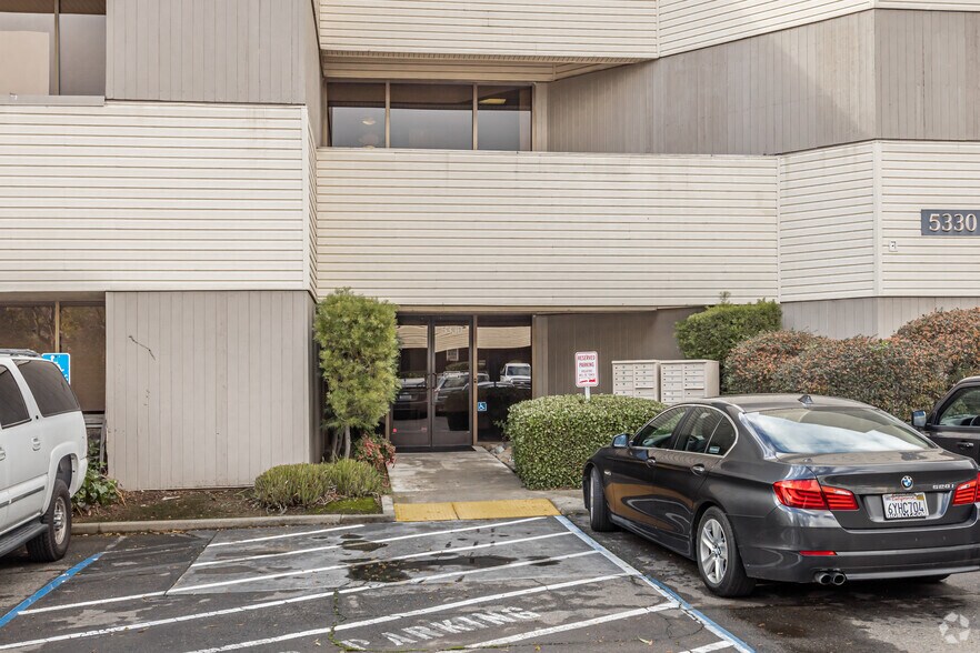 5330 Primrose Dr, Fair Oaks, CA à vendre - Photo du bâtiment - Image 3 de 5