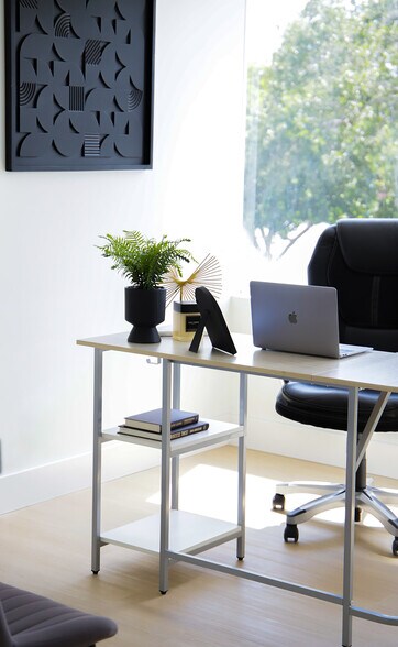 1710 E Tiffany Dr, West Palm Beach, FL à louer - Photo du bâtiment - Image 2 de 8