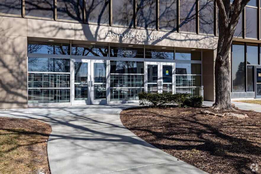 2120 S 72nd St, Omaha, NE à vendre - Photo du bâtiment - Image 3 de 21