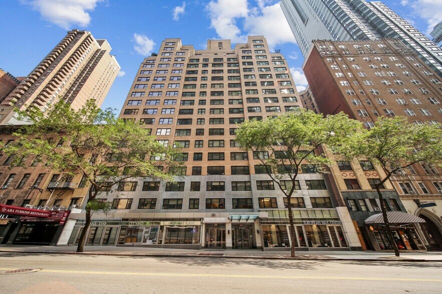 330 W 58th St, New York, NY à louer - Photo du bâtiment - Image 2 de 11