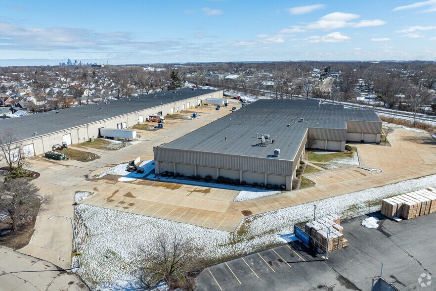 4517-4521 Industrial Pky, Cleveland, OH à louer - Aérien - Image 2 de 7