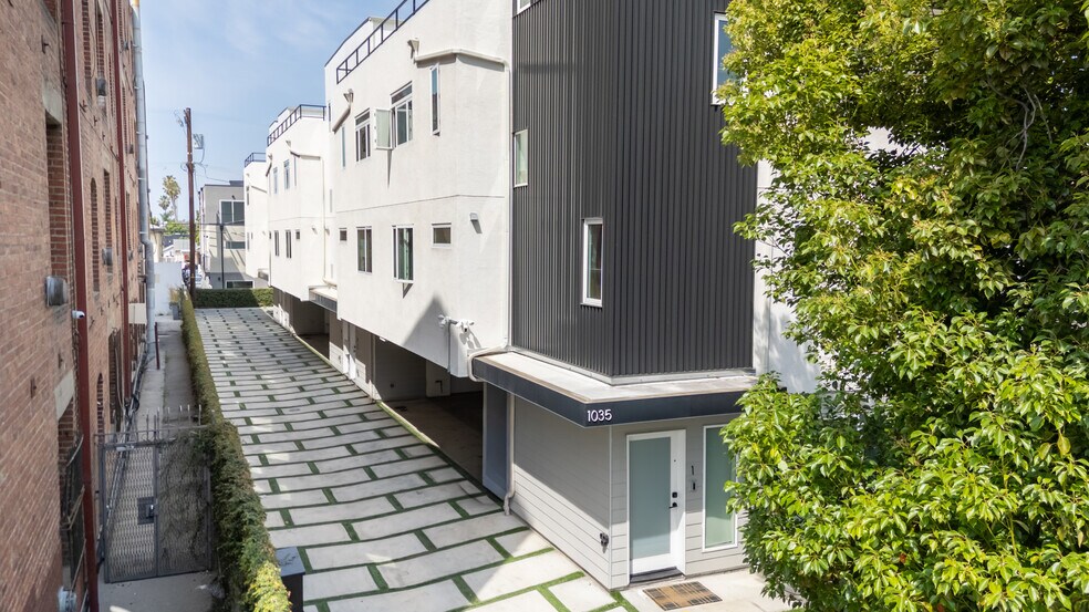 1035 N Serrano Ave, Los Angeles, CA à vendre - Photo du bâtiment - Image 3 de 36